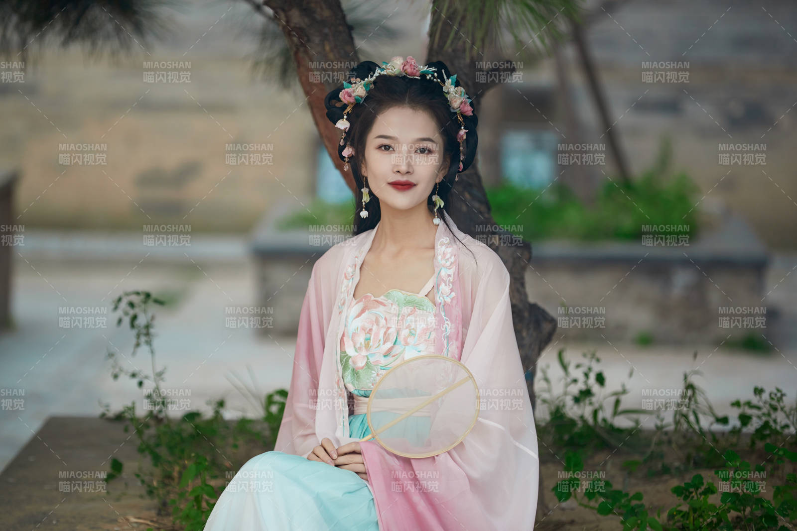 穿着汉服在古城拍照的东方美女