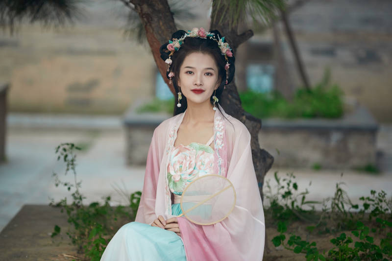 穿着汉服在古城拍照的东方美女