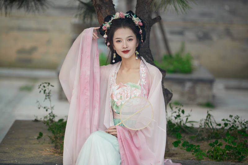 穿着汉服在古城拍照的东方美女