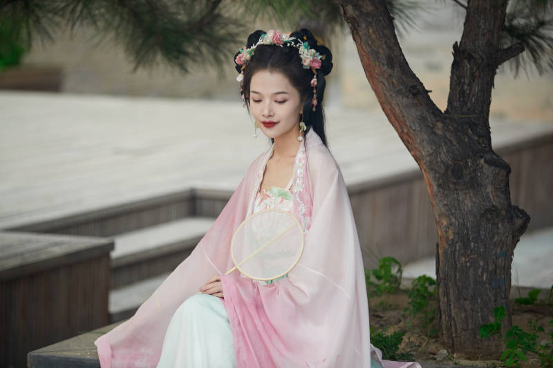 穿着汉服在古城拍照的东方美女