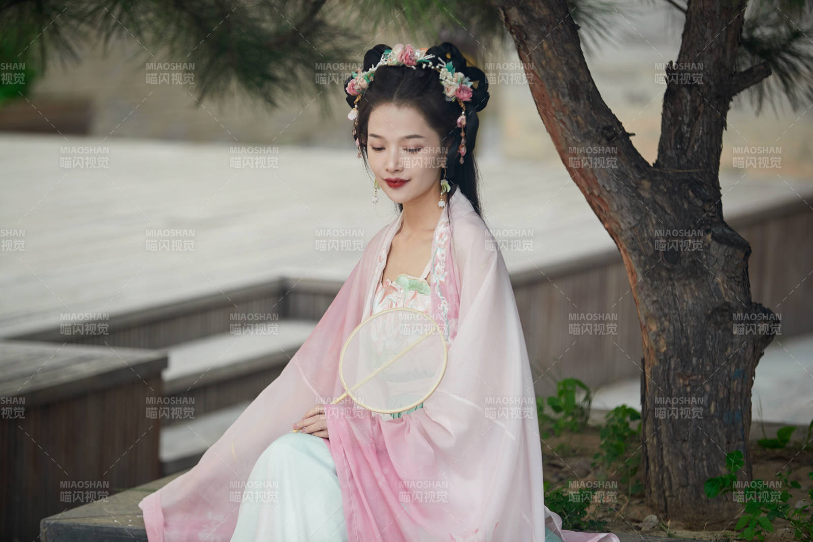 穿着汉服在古城拍照的东方美女