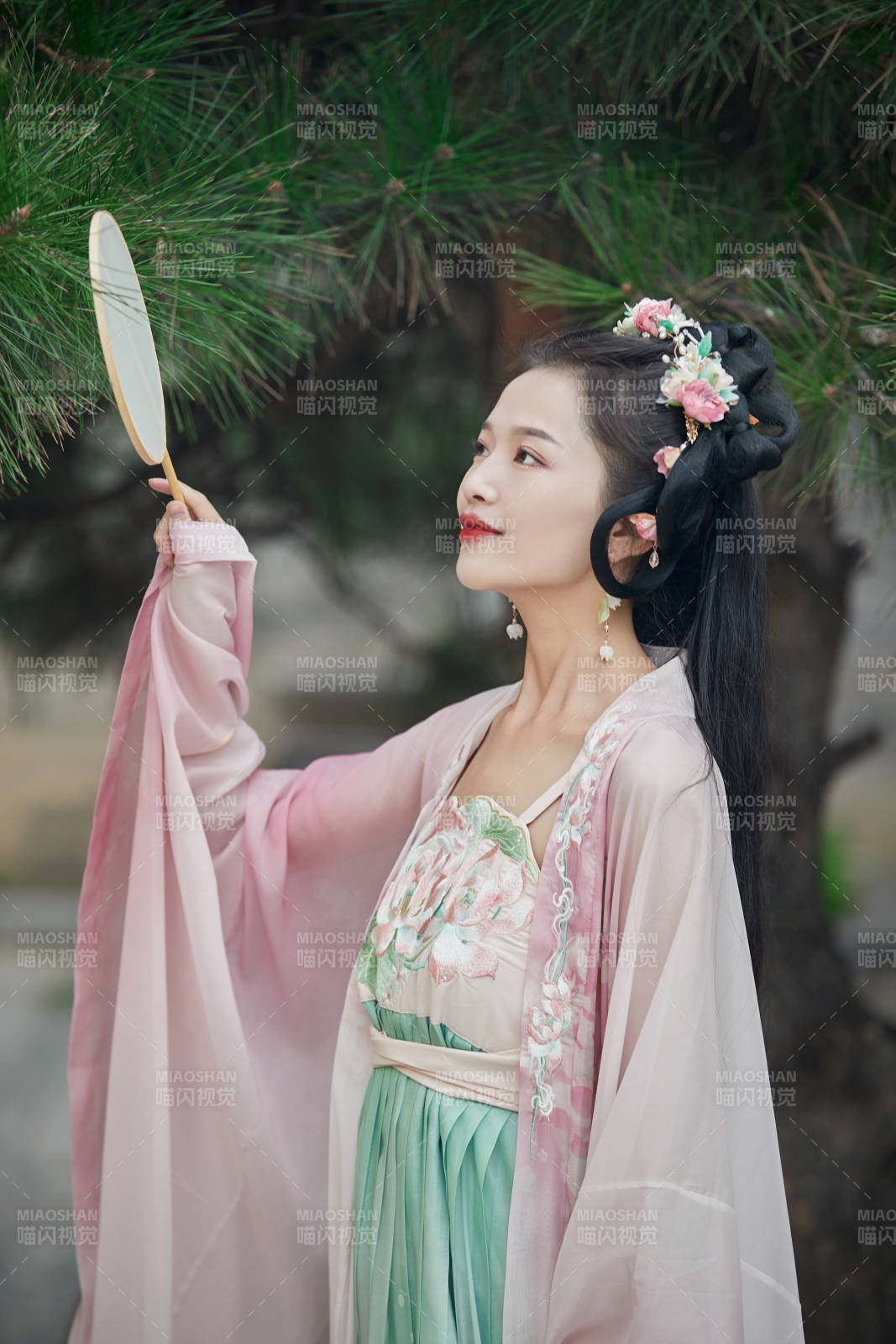 穿著漢服在古城拍照的東方美女