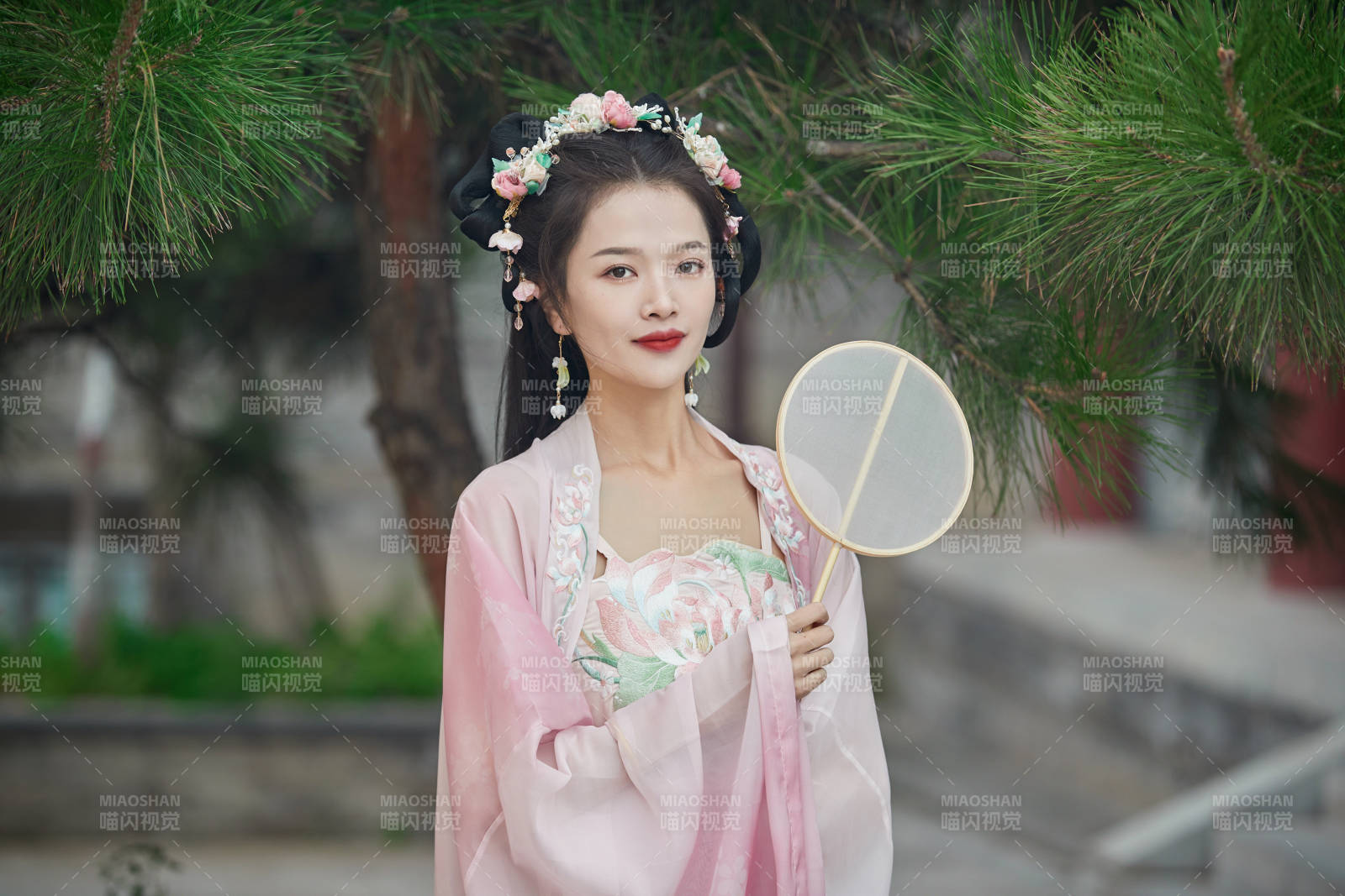 穿着汉服在古城拍照的东方美女图片