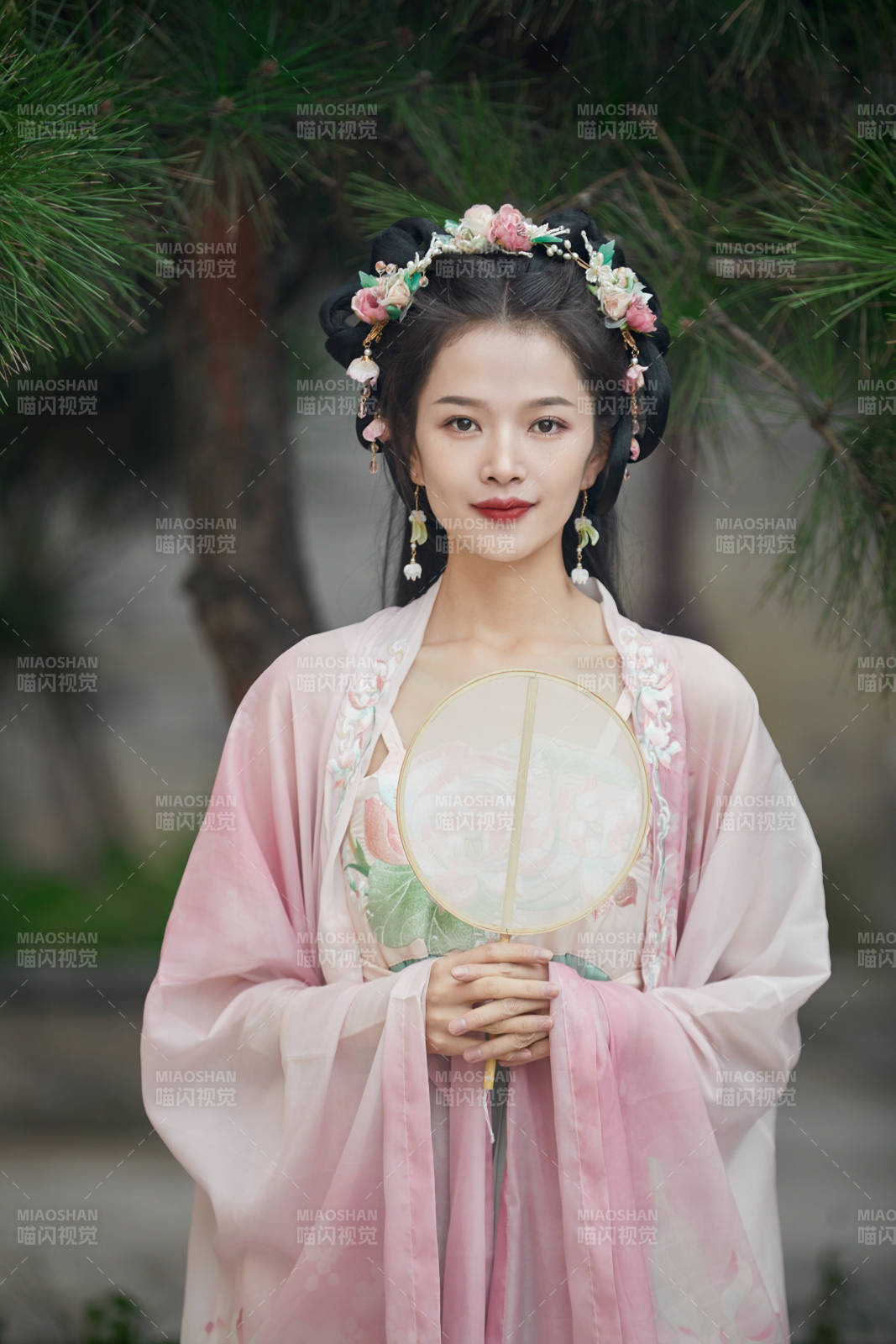 穿著漢服在古城拍照的東方美女