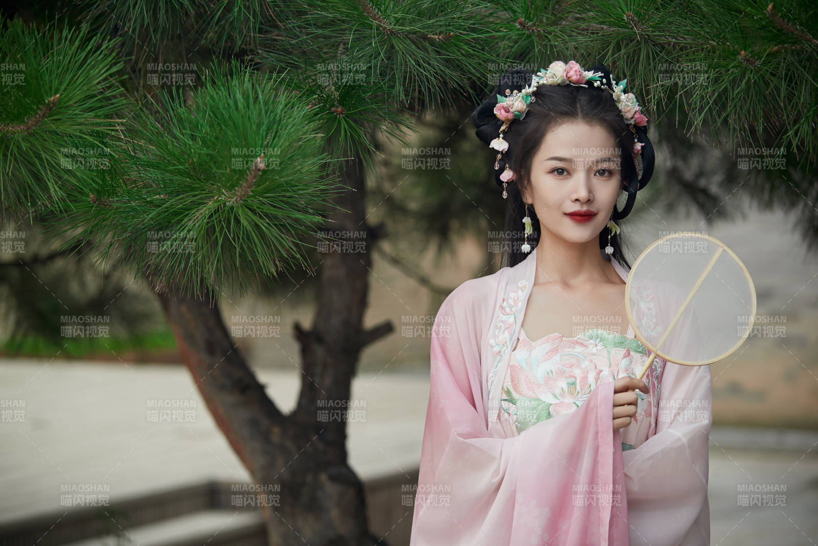 穿著漢服在古城拍照的東方美女