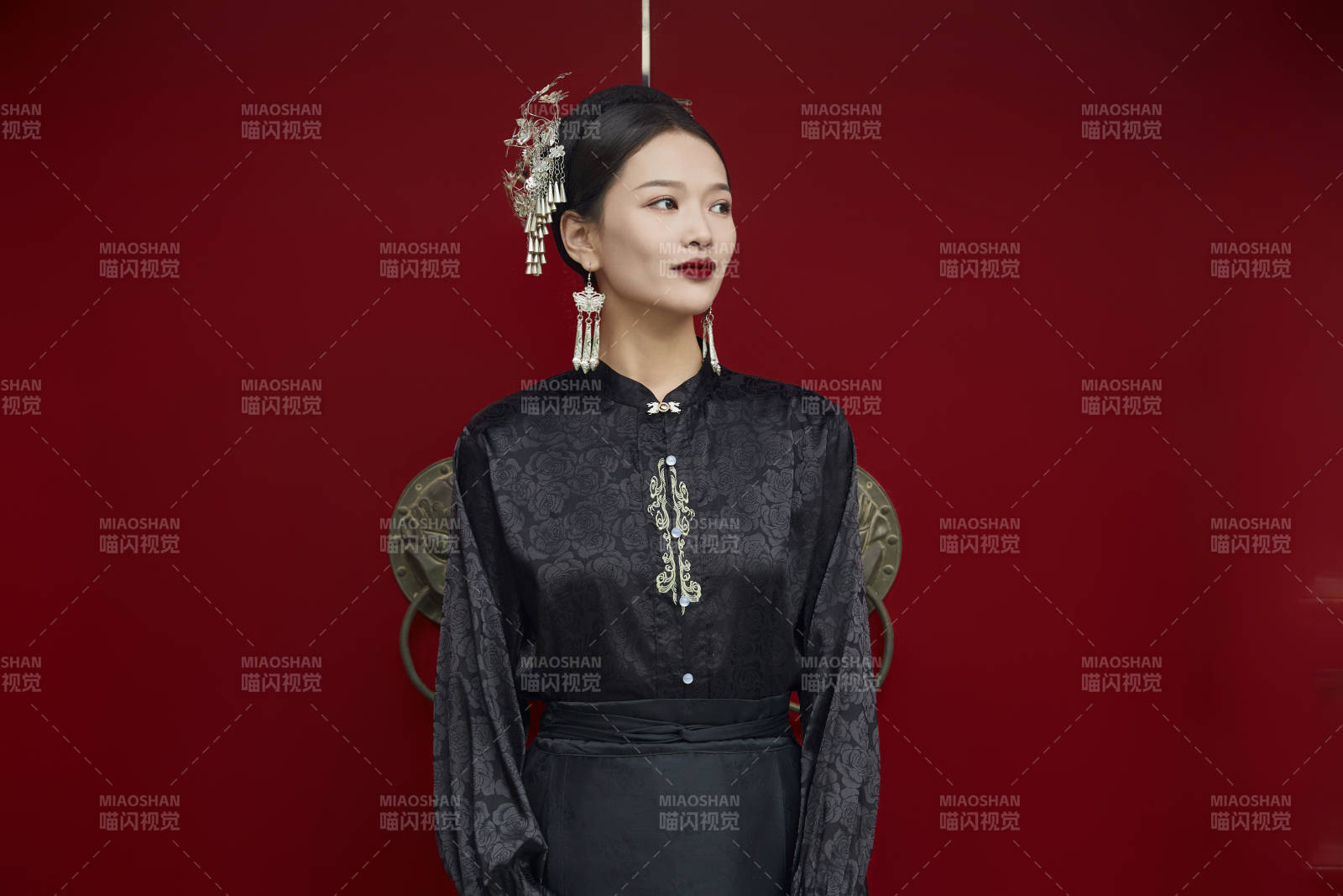 穿著中國漢族服飾馬面裙的東方女性