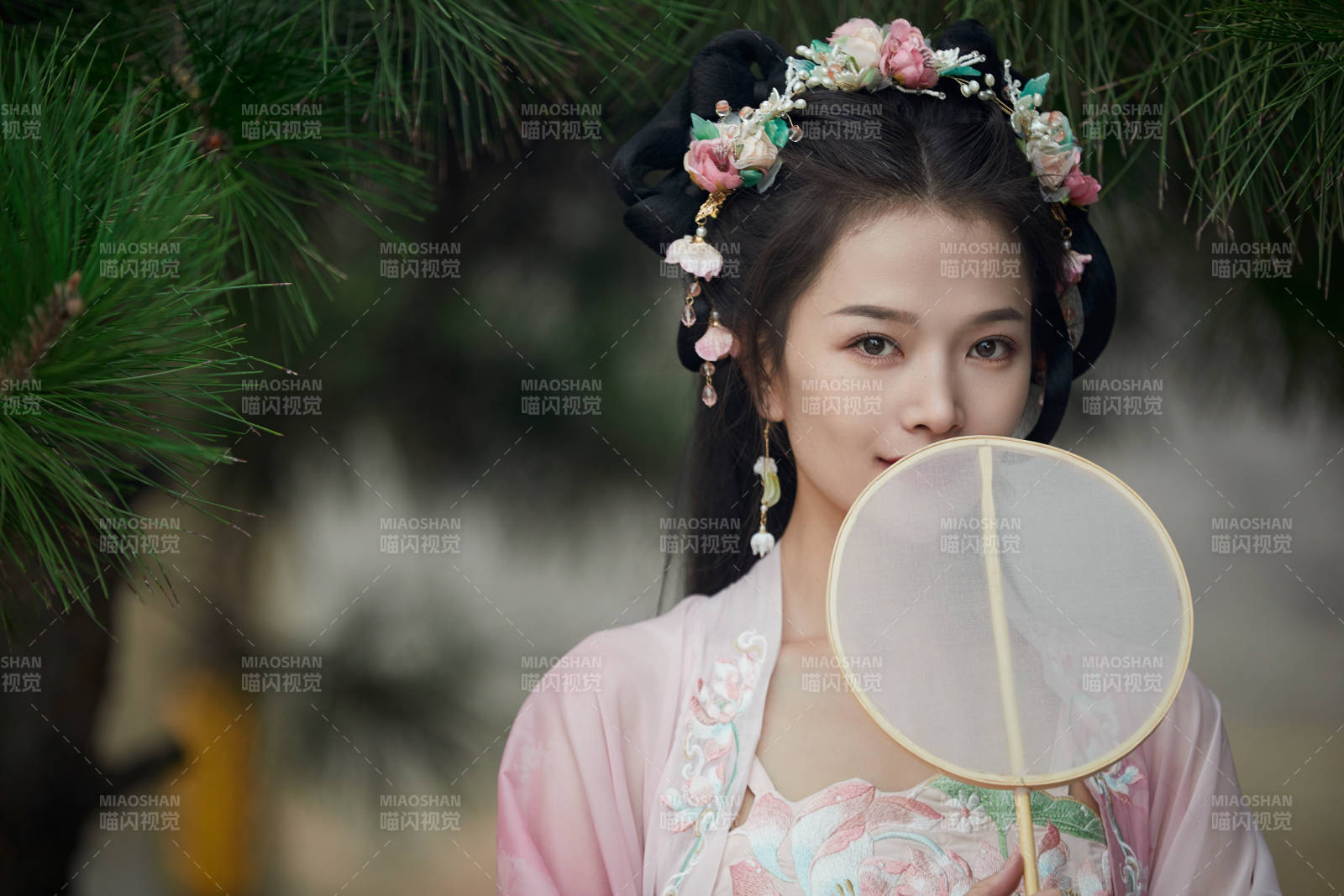 穿著漢服在古城拍照的東方美女