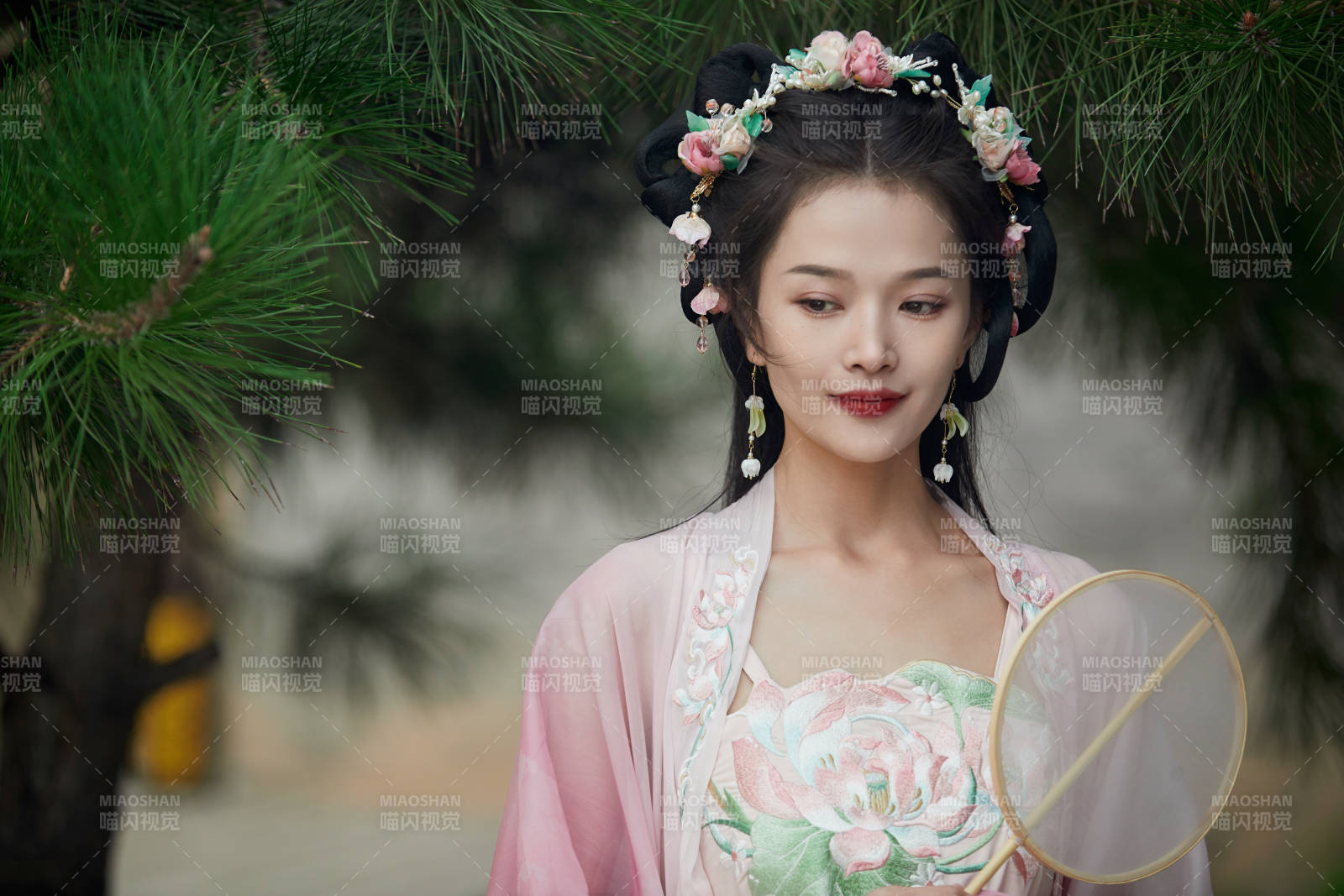 穿著漢服在古城拍照的東方美女