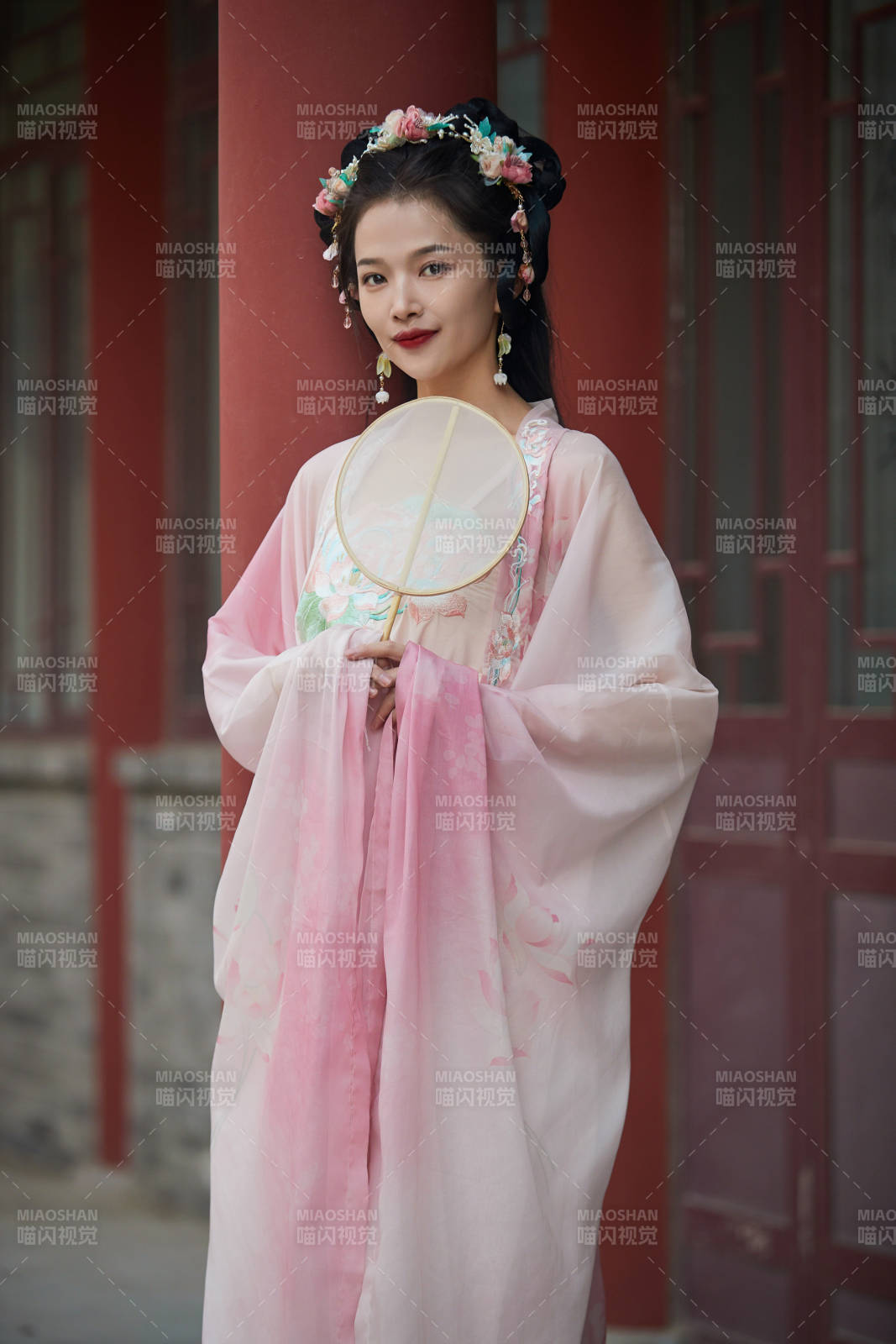 穿著漢服在古城拍照的東方美女