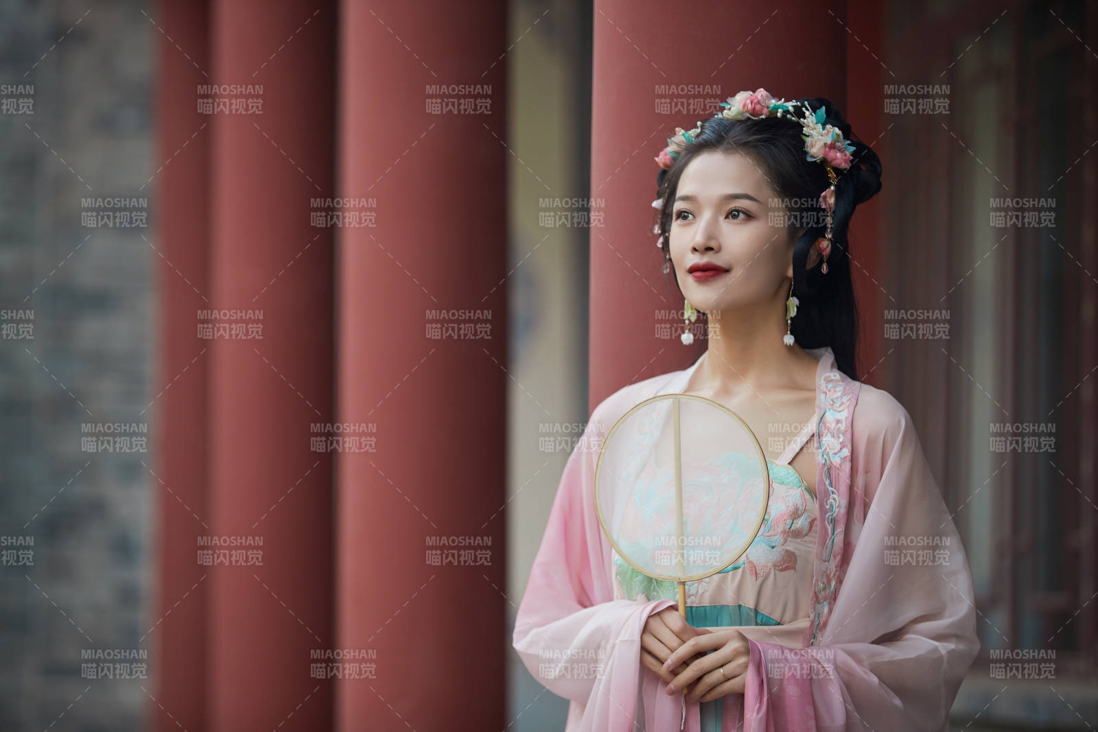 穿著漢服在古城拍照的東方美女