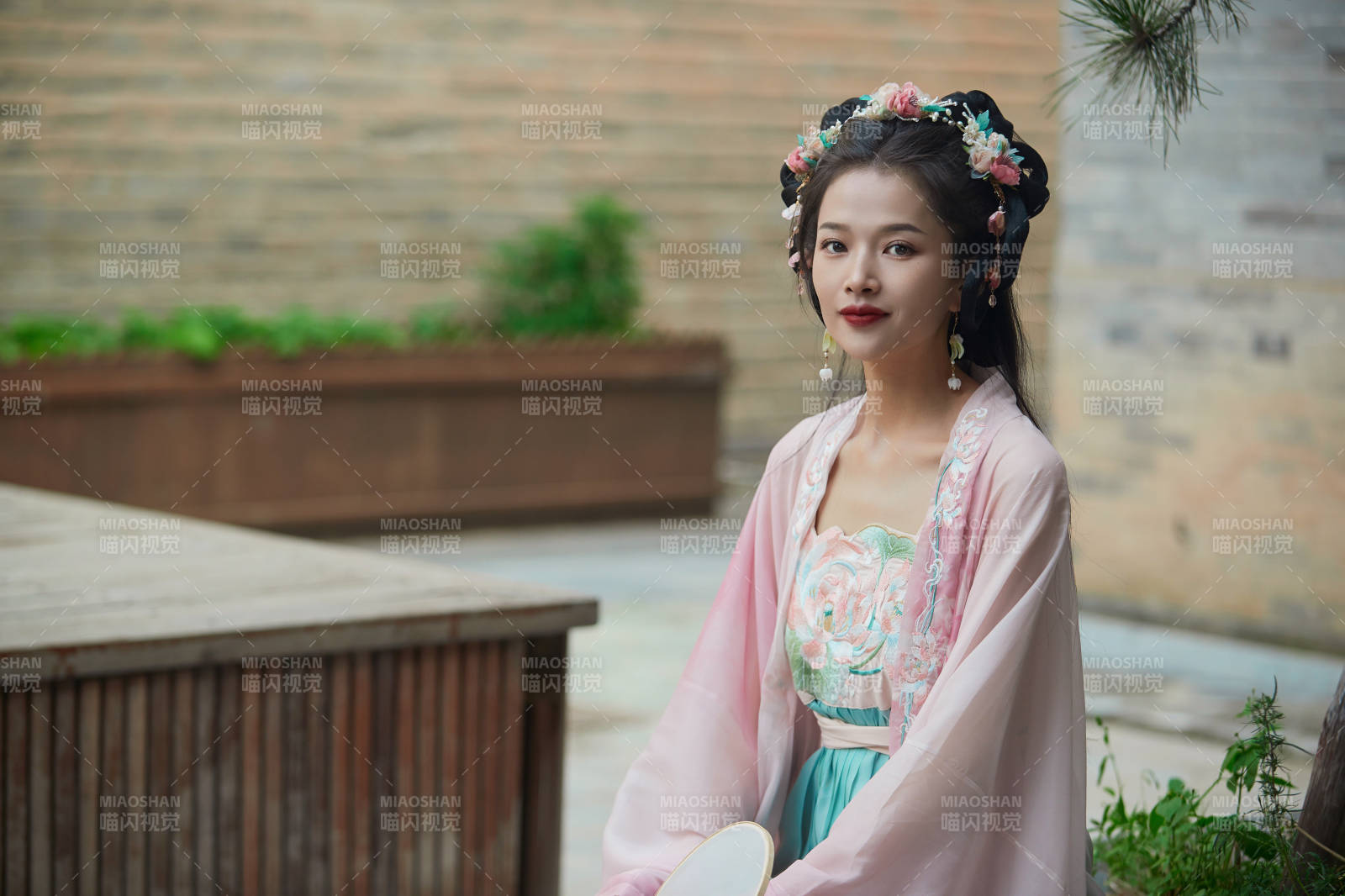 穿著漢服在古城拍照的東方美女