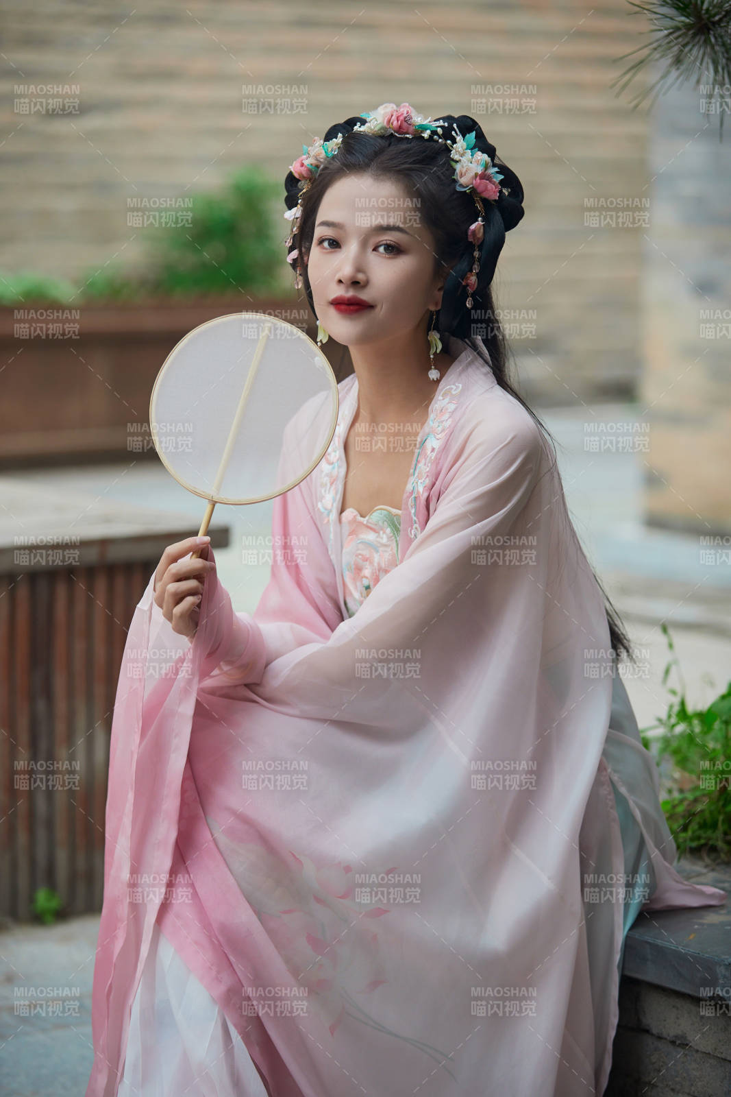 穿著漢服在古城拍照的東方美女