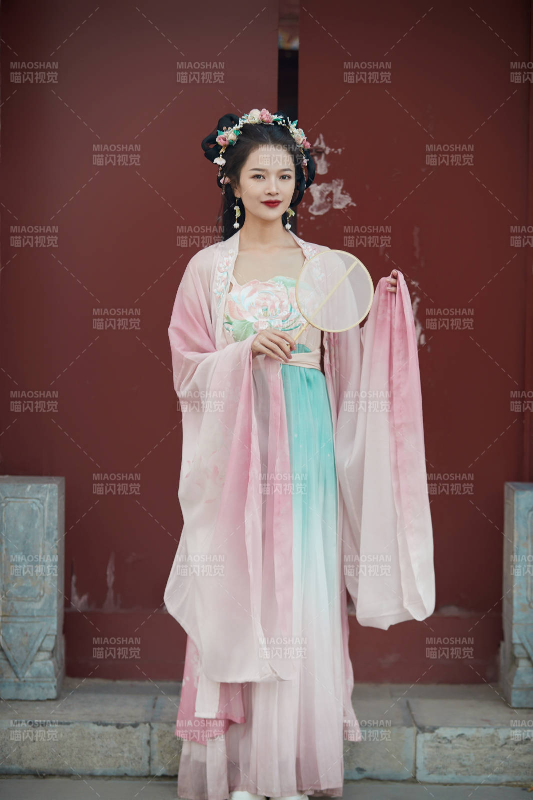 穿著漢服在古城拍照的東方美女