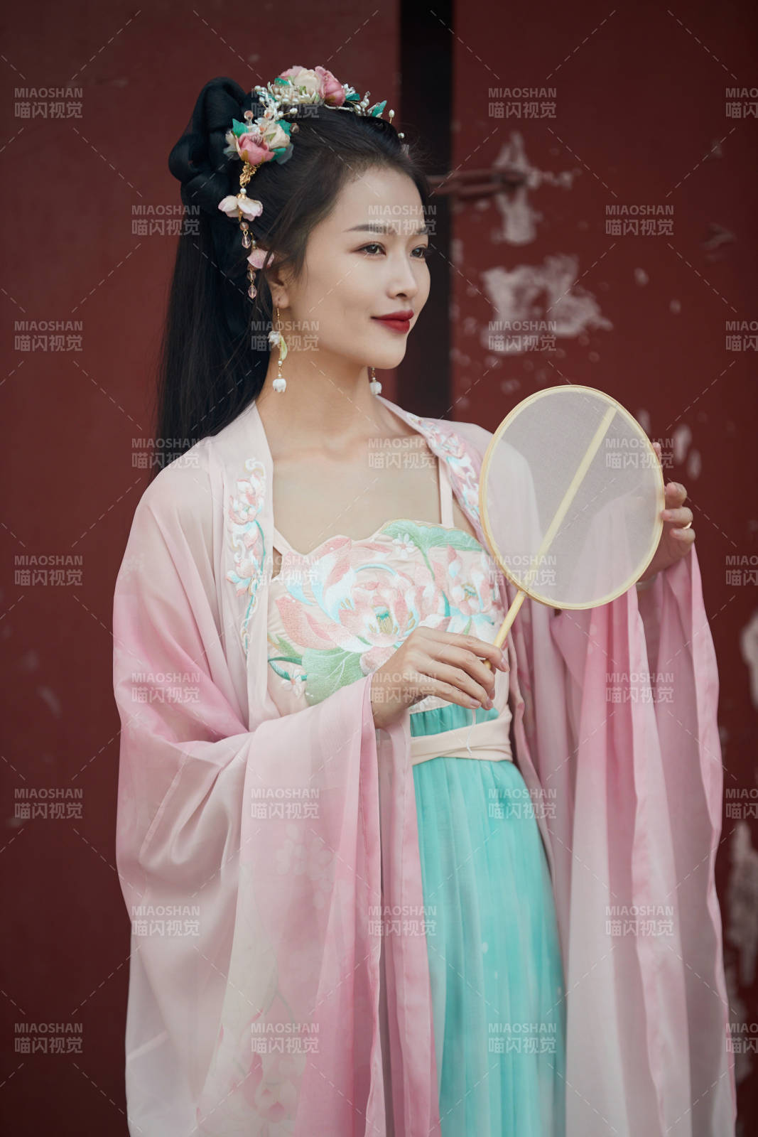 穿著漢服在古城拍照的東方美女