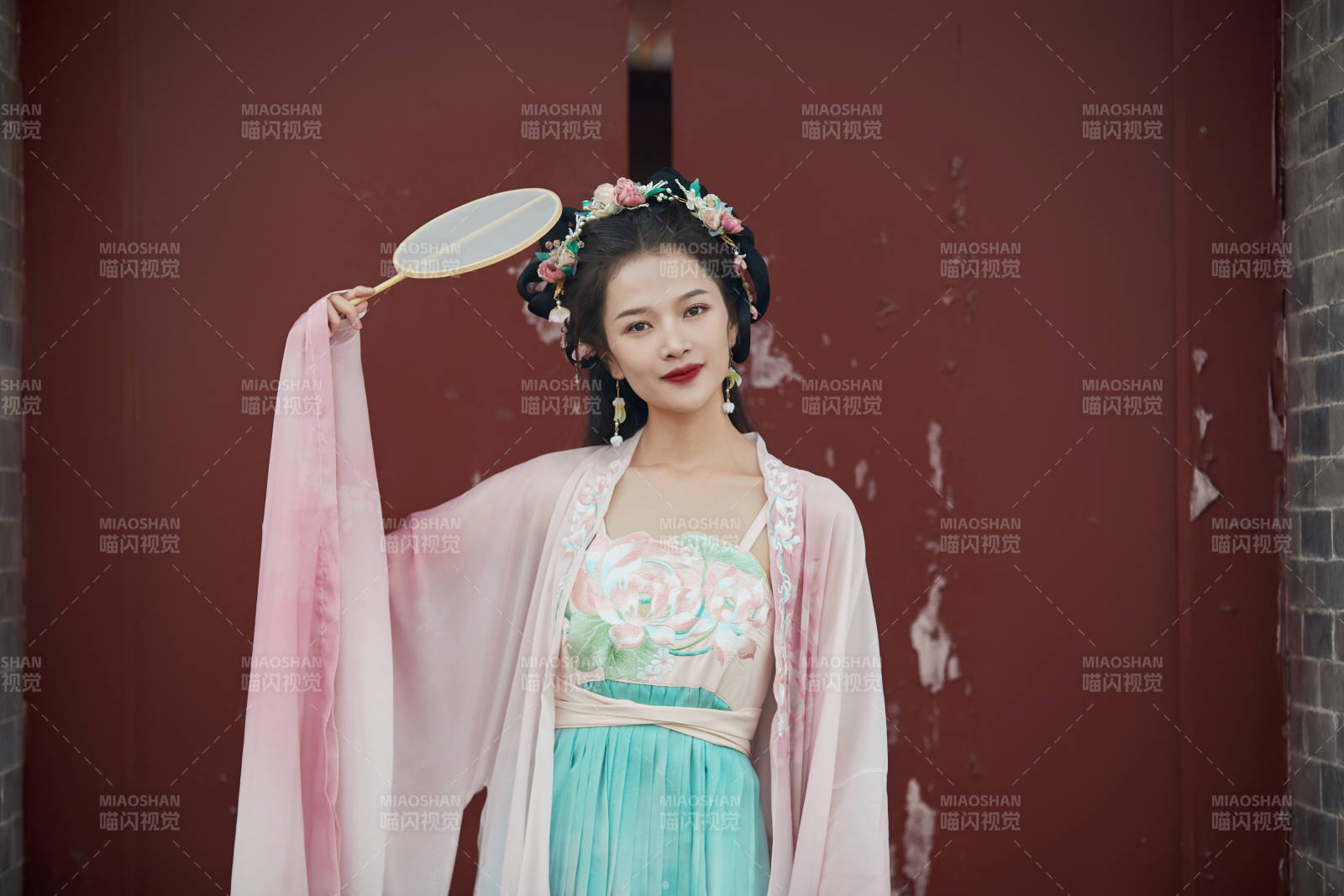 穿著漢服在古城拍照的東方美女