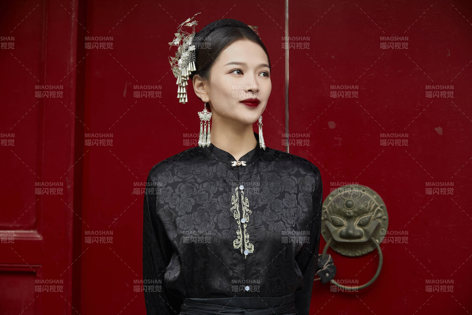 穿著中國(guó)漢族服飾馬面裙的東方女性