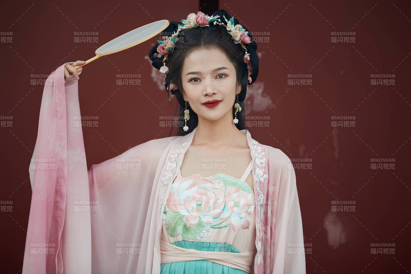 穿著漢服在古城拍照的東方美女