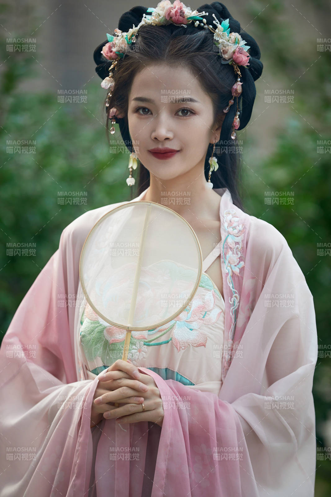 穿著漢服在古城拍照的東方美女