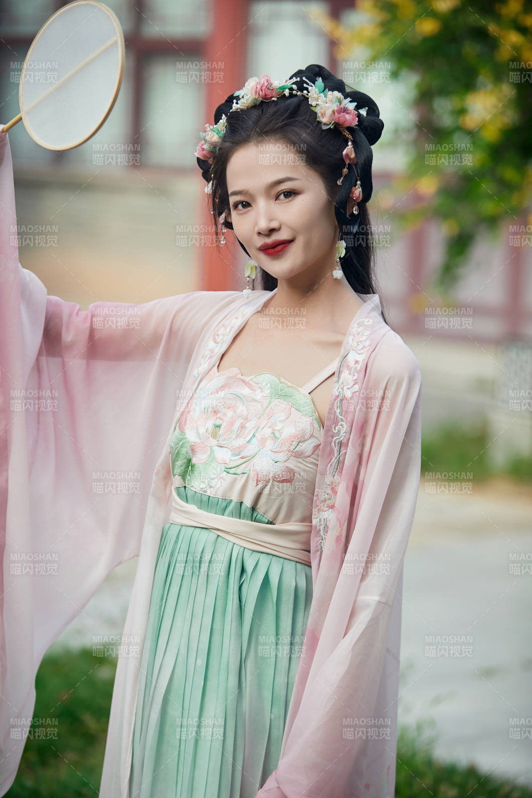 穿著漢服在古城拍照的東方美女