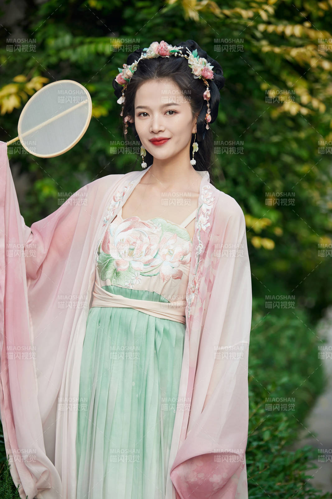 穿著漢服在古城拍照的東方美女