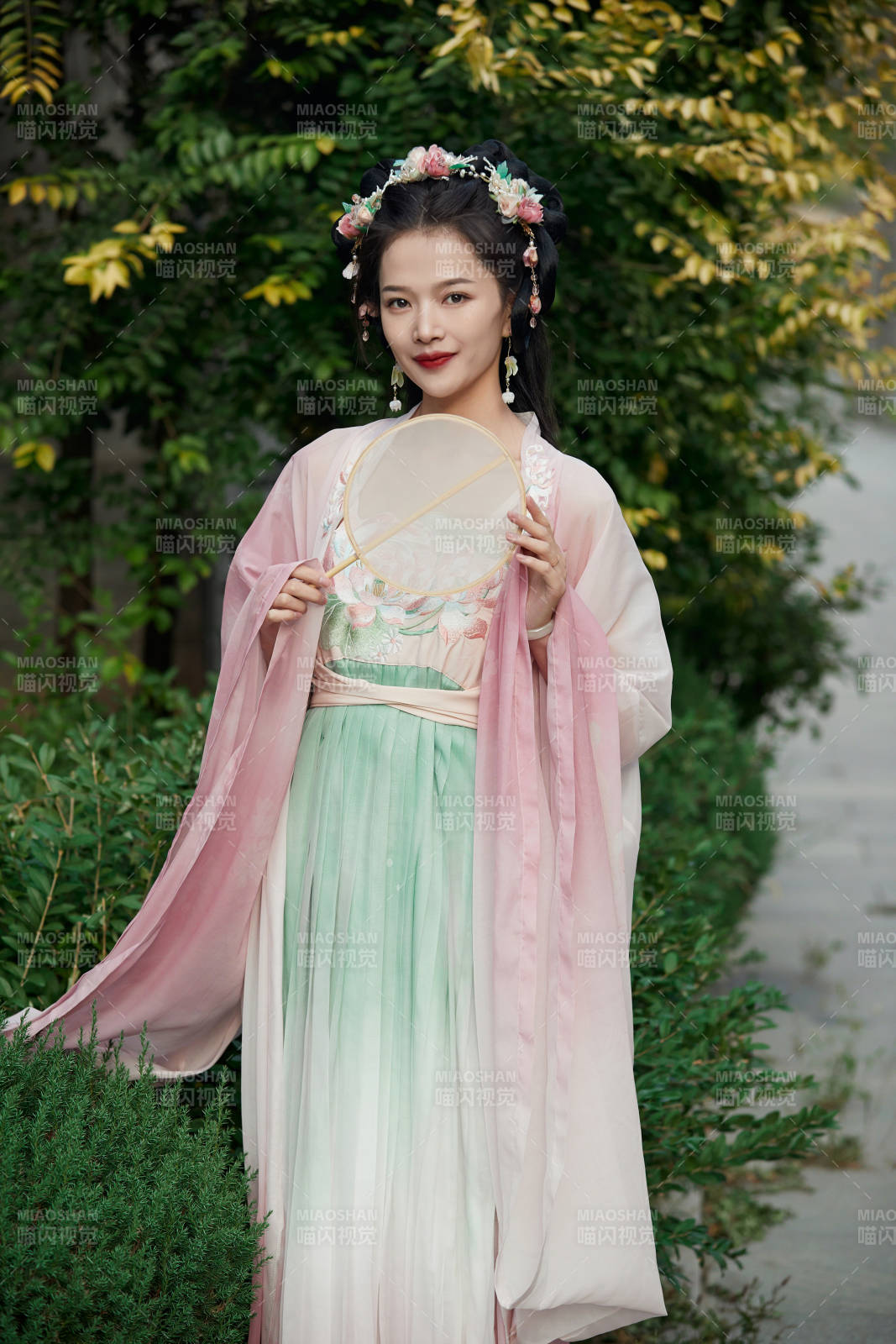 穿著漢服在古城拍照的東方美女