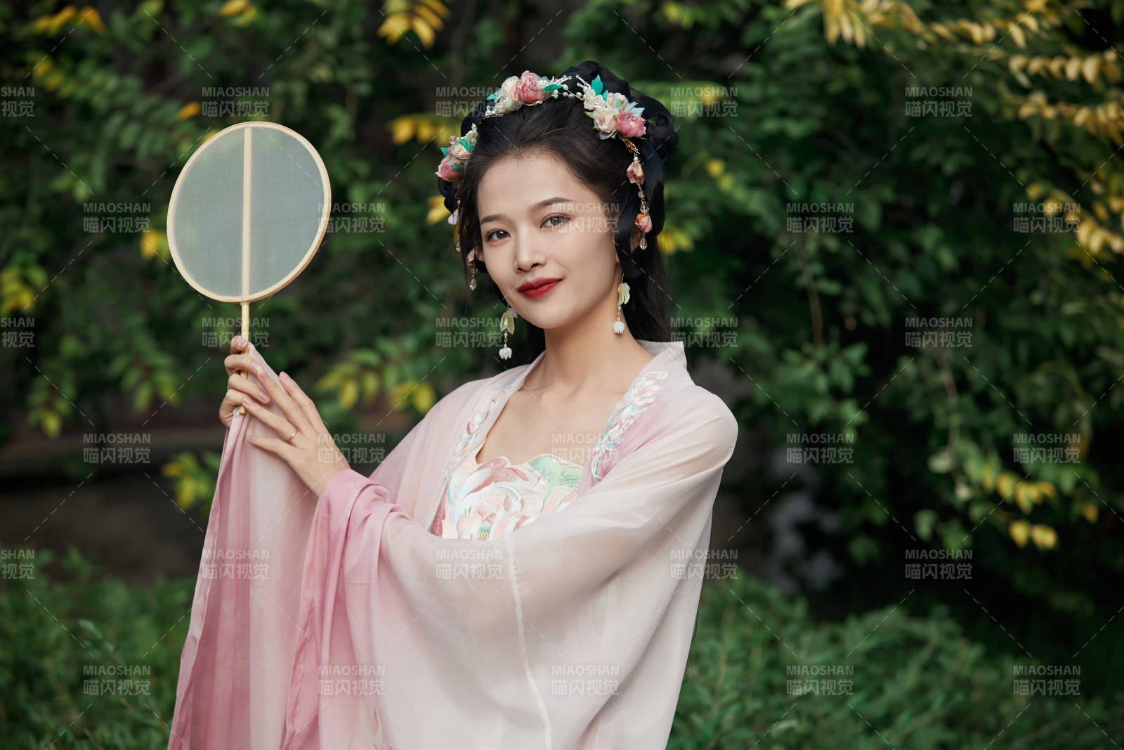 穿著漢服在古城拍照的東方美女