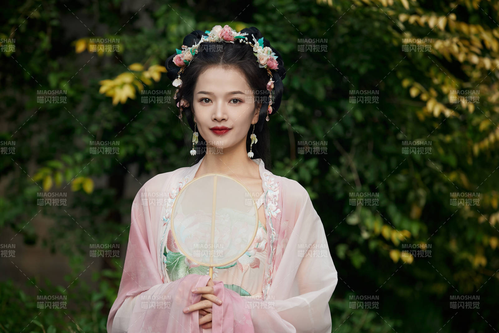 穿著漢服在古城拍照的東方美女