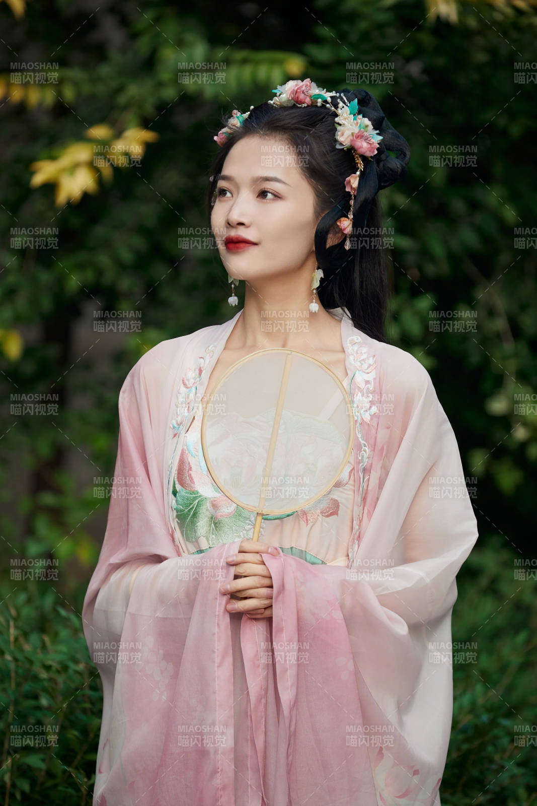 穿著漢服在古城拍照的東方美女