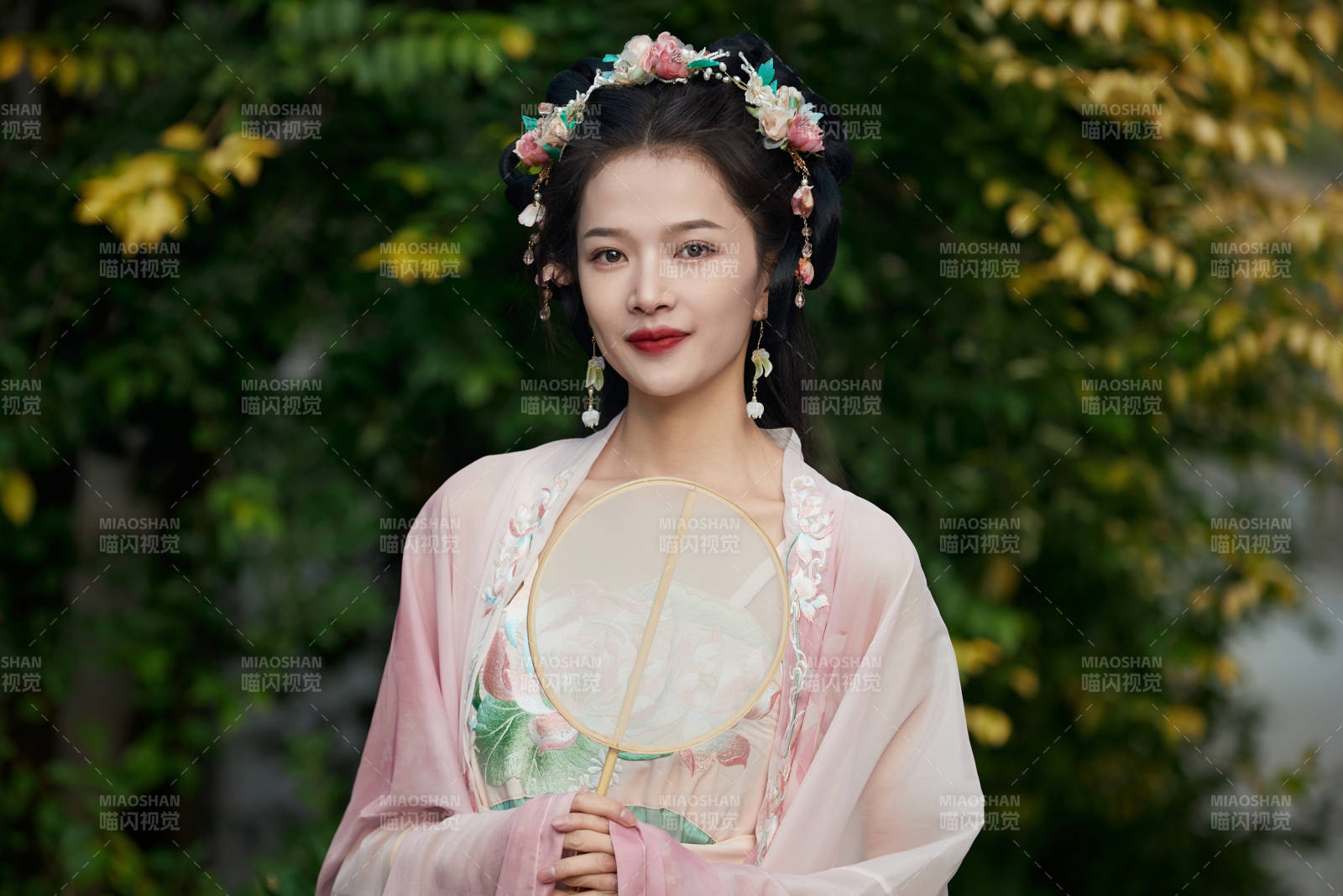 穿著漢服在古城拍照的東方美女