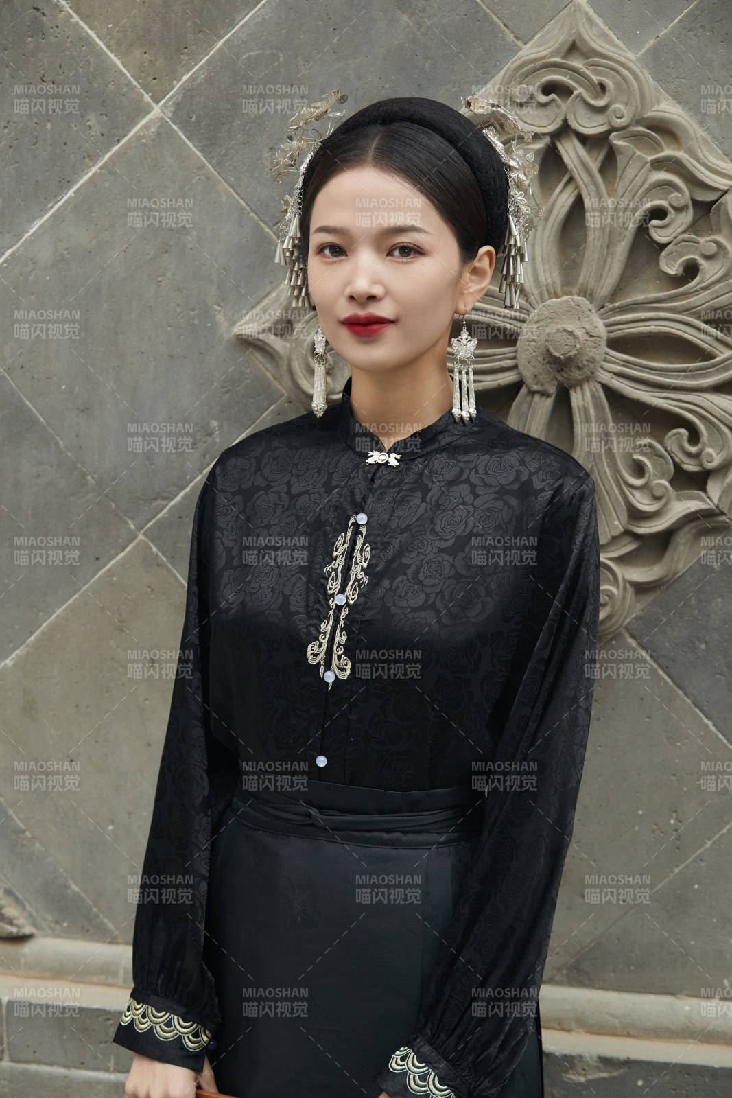 穿著中國漢族服飾馬面裙的東方女性