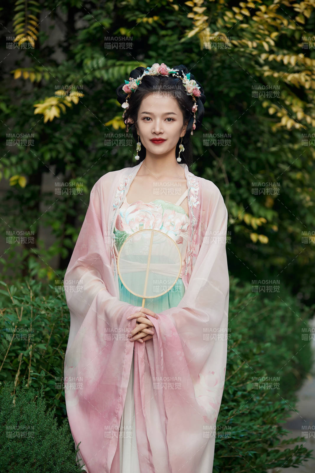 穿著漢服在古城拍照的東方美女