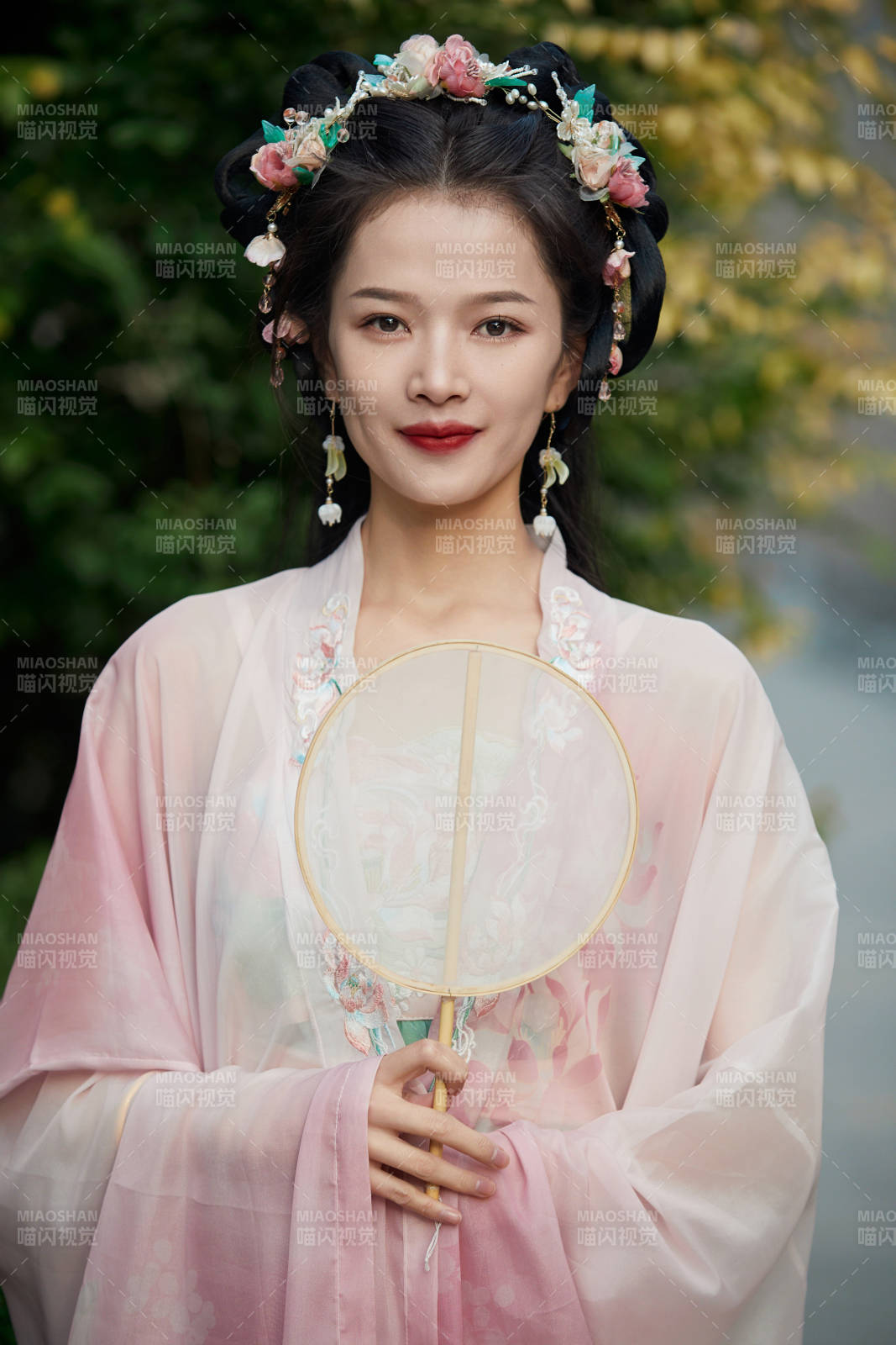 穿著漢服在古城拍照的東方美女