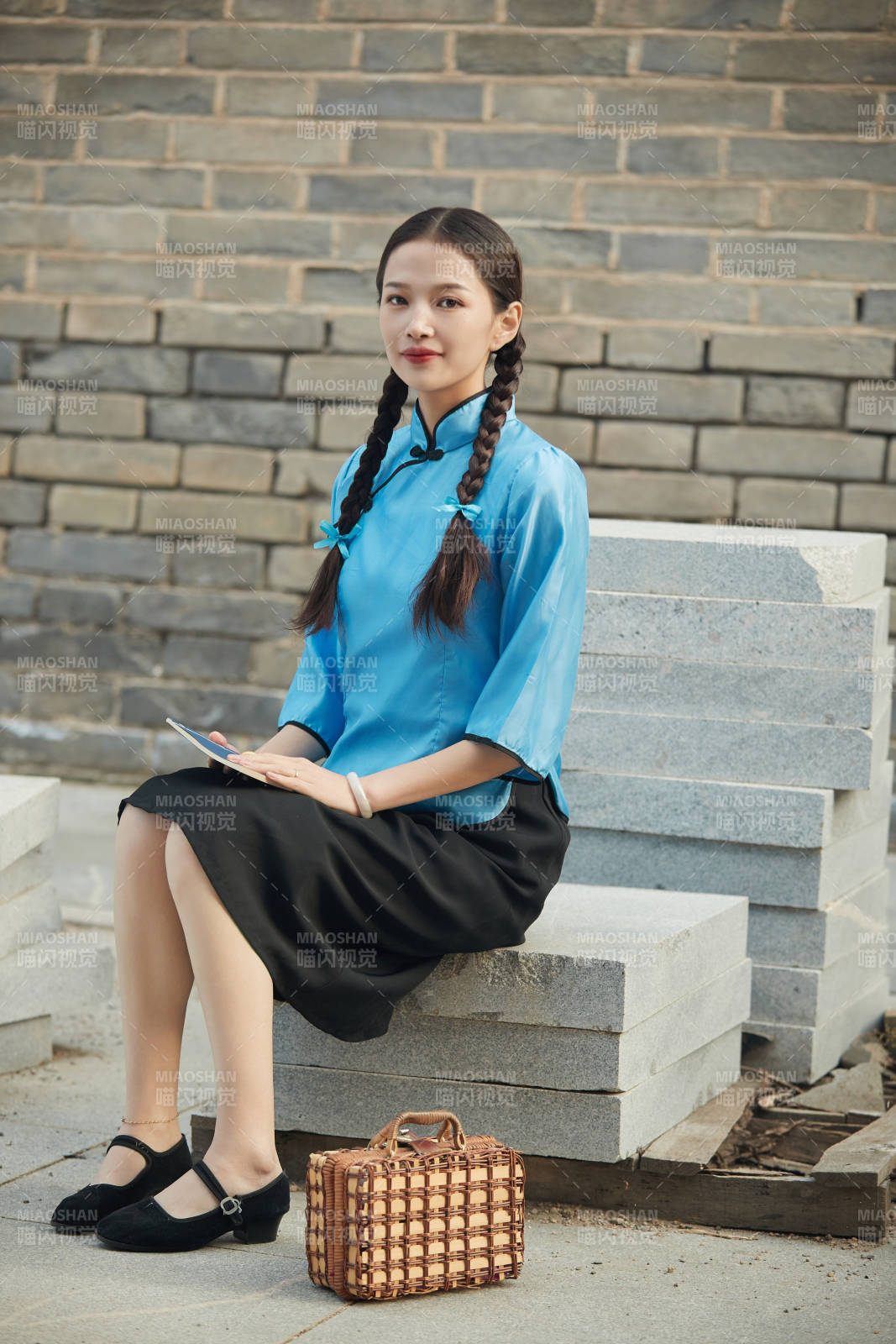 在古城身穿民國學生服飾的女大學生