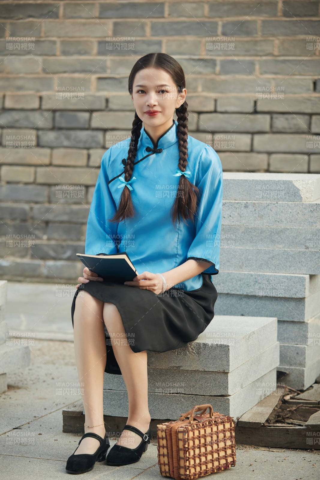 在古城身穿民國學生服飾的女大學生