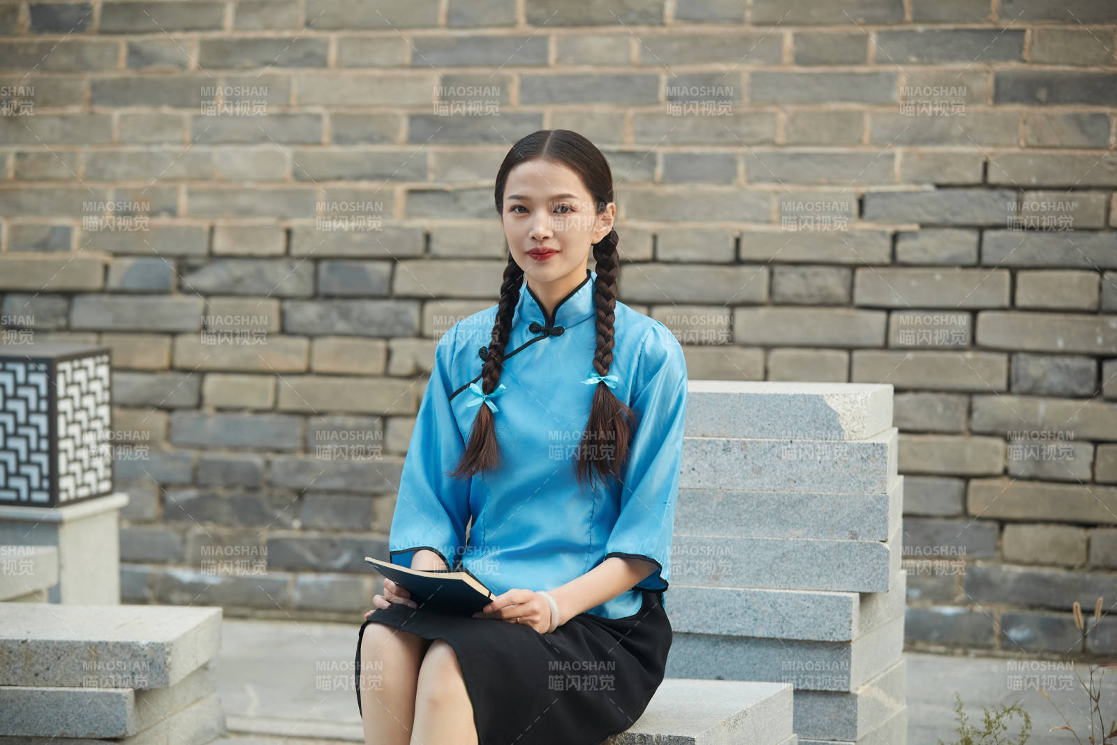 在古城身穿民國學生服飾的女大學生