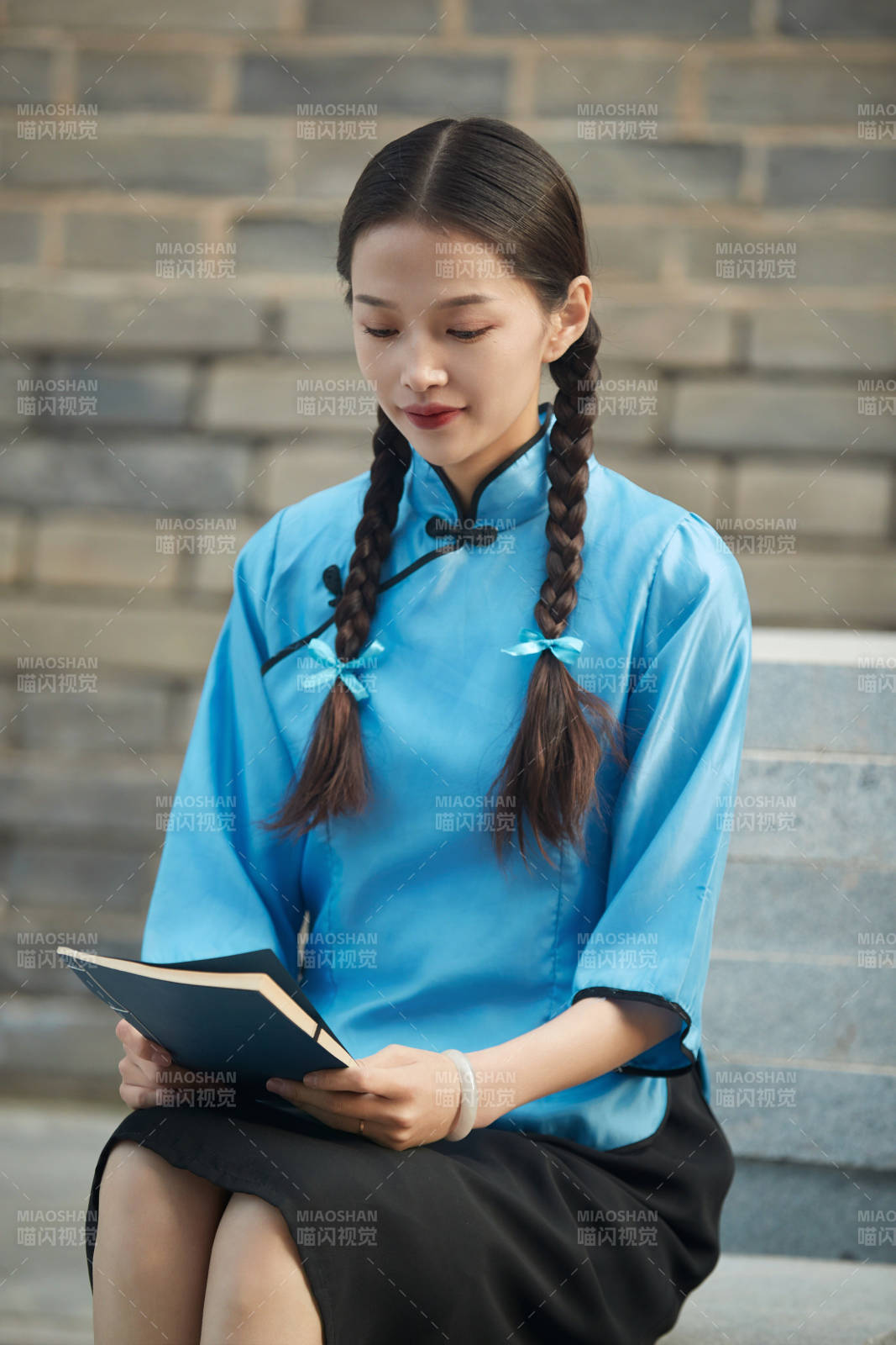 在古城身穿民國學(xué)生服飾的女大學(xué)生