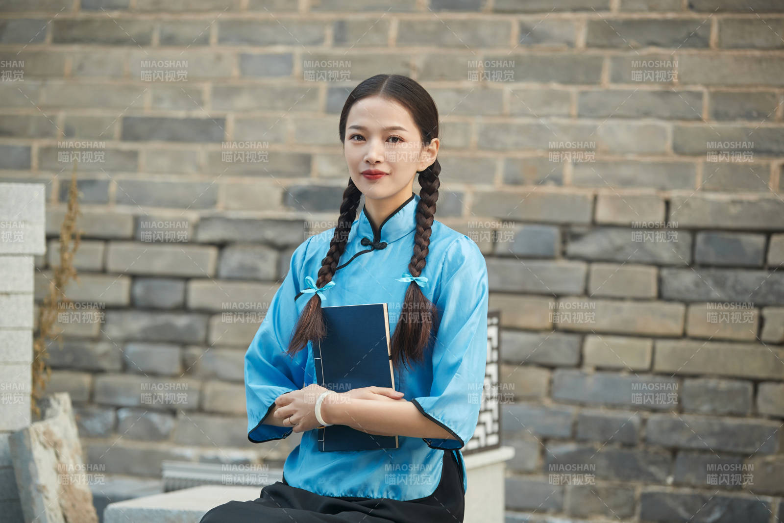 在古城身穿民國學(xué)生服飾的女大學(xué)生