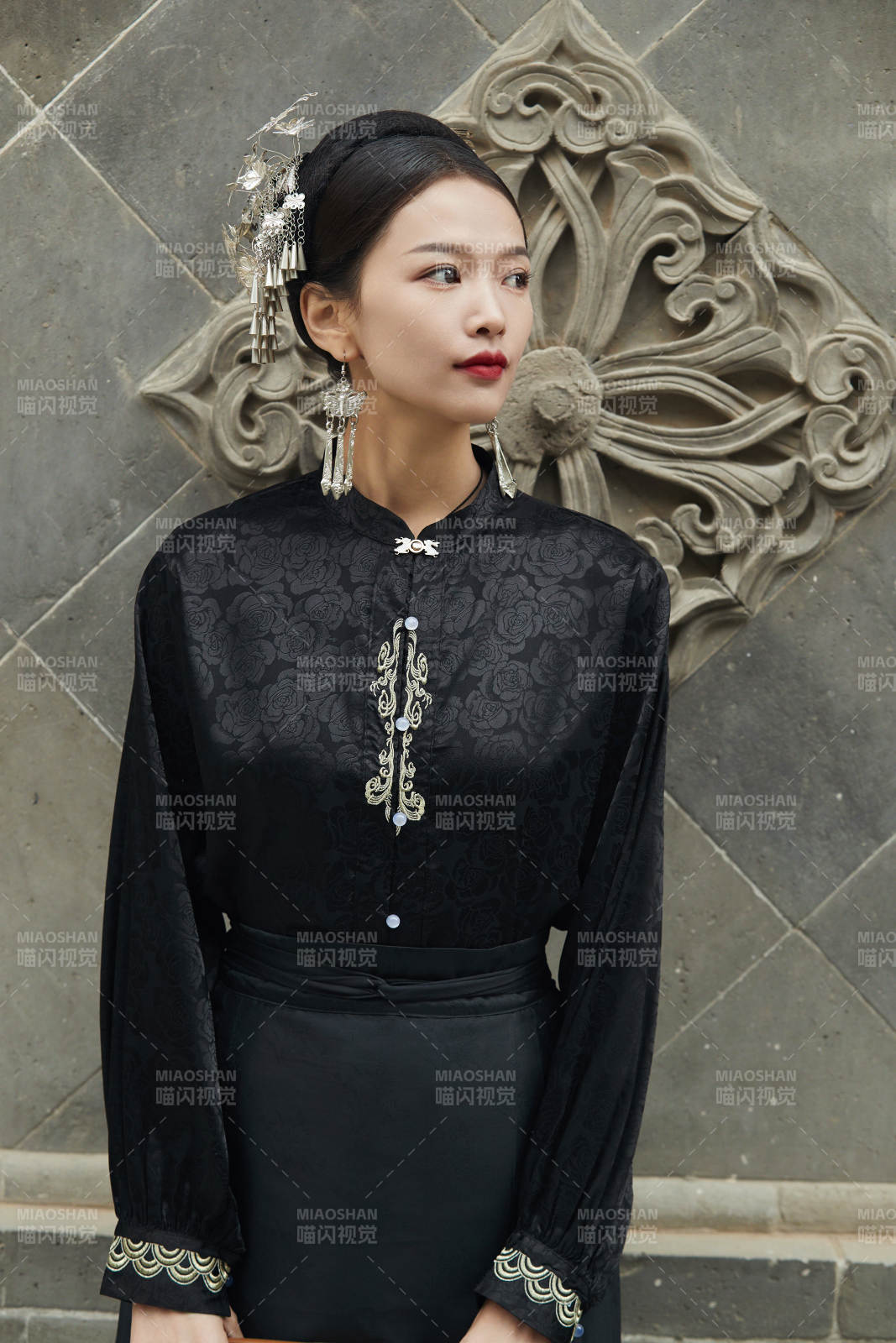 穿著中國漢族服飾馬面裙的東方女性