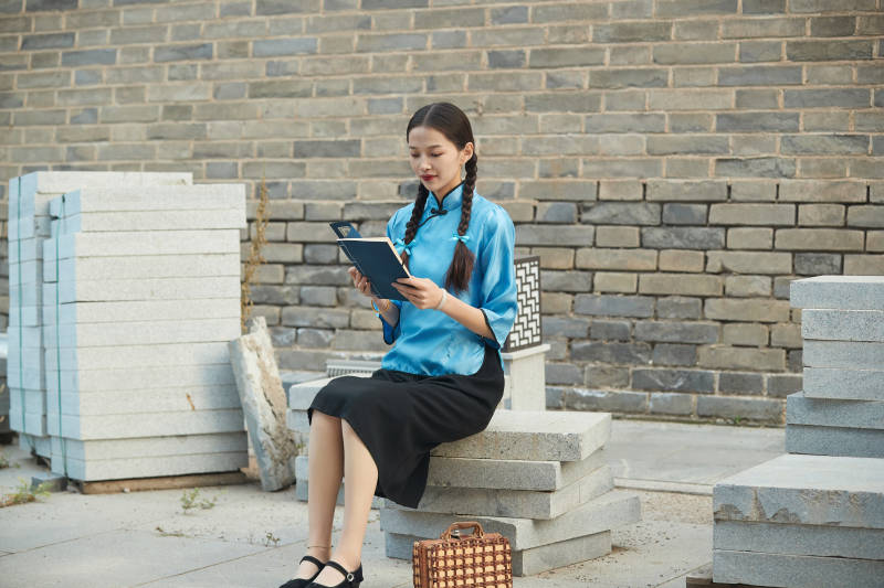在古城身穿民国学生服饰的女大学生