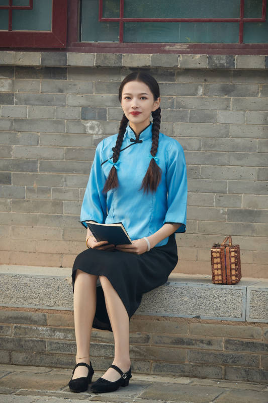 在古城身穿民国学生服饰的女大学生