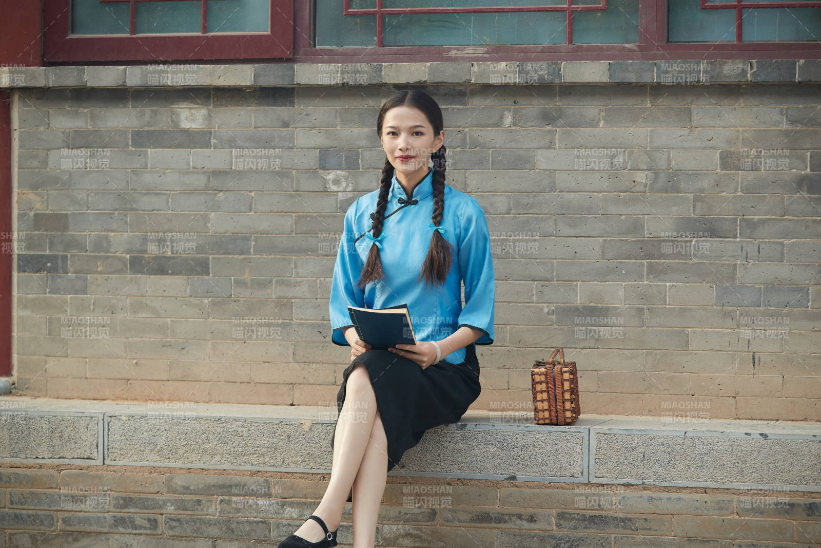 在古城身穿民國學生服飾的女大學生