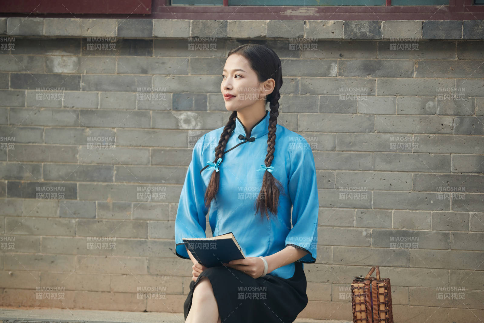 在古城身穿民國學生服飾的女大學生