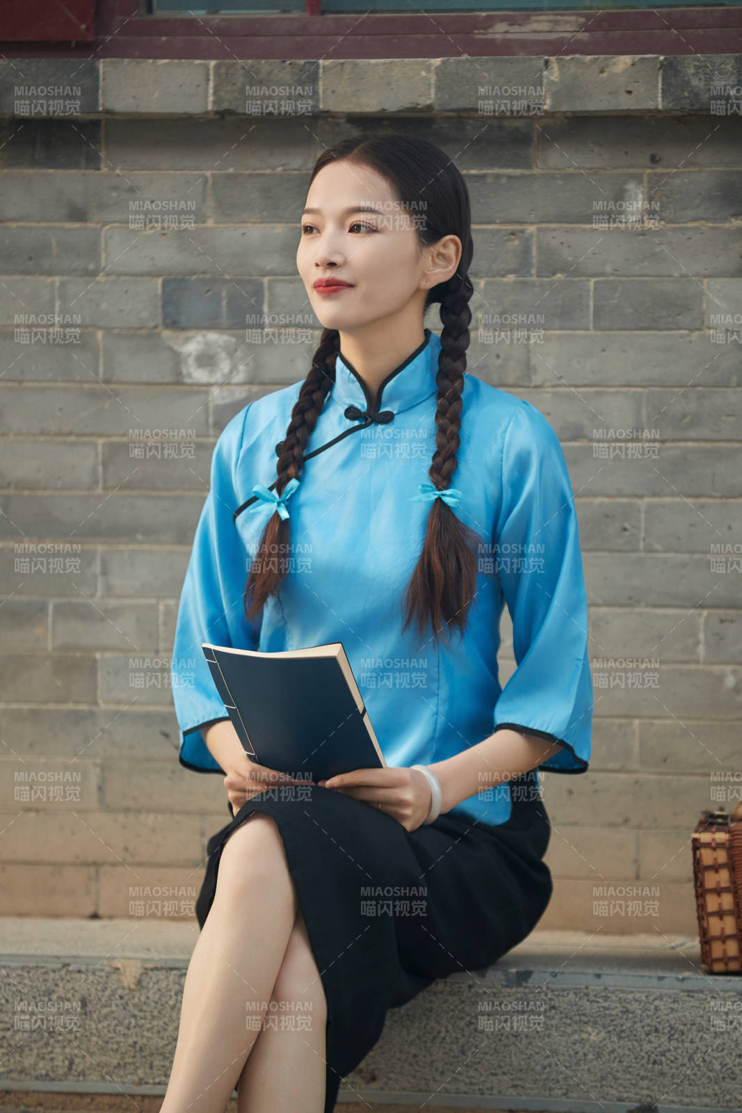 在古城身穿民國學生服飾的女大學生