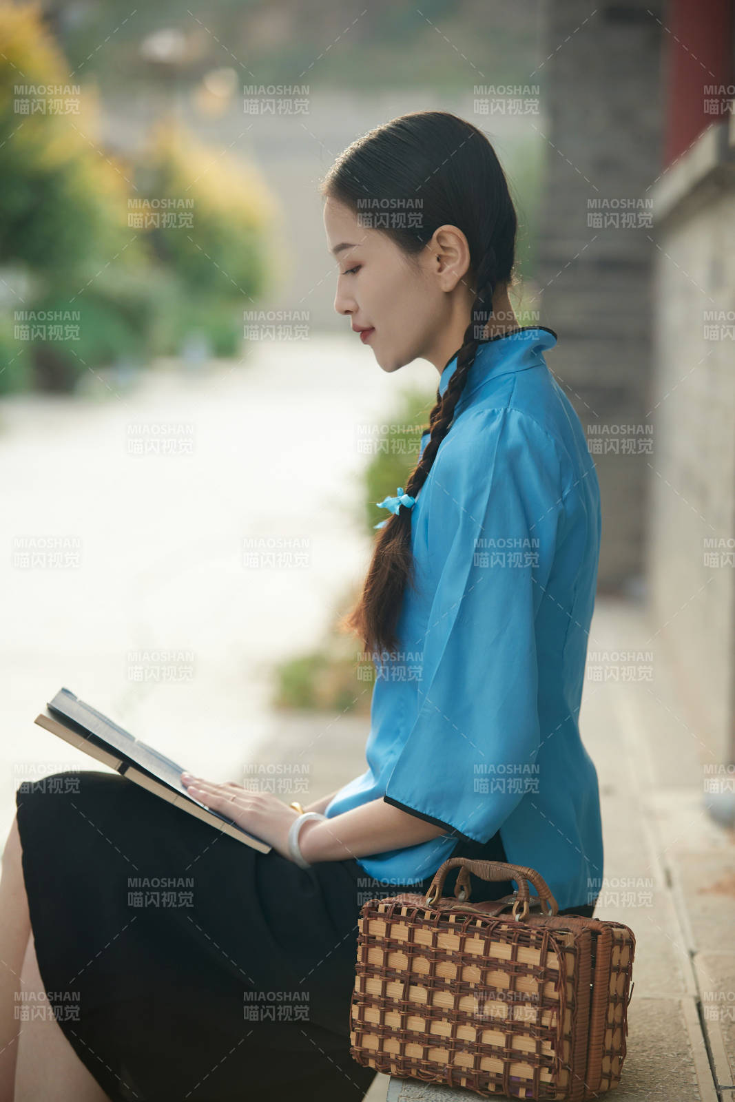 在古城身穿民國學(xué)生服飾的女大學(xué)生