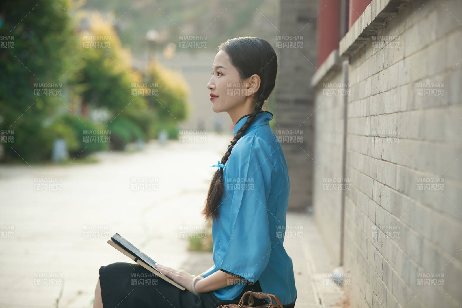 在古城身穿民國學生服飾的女大學生