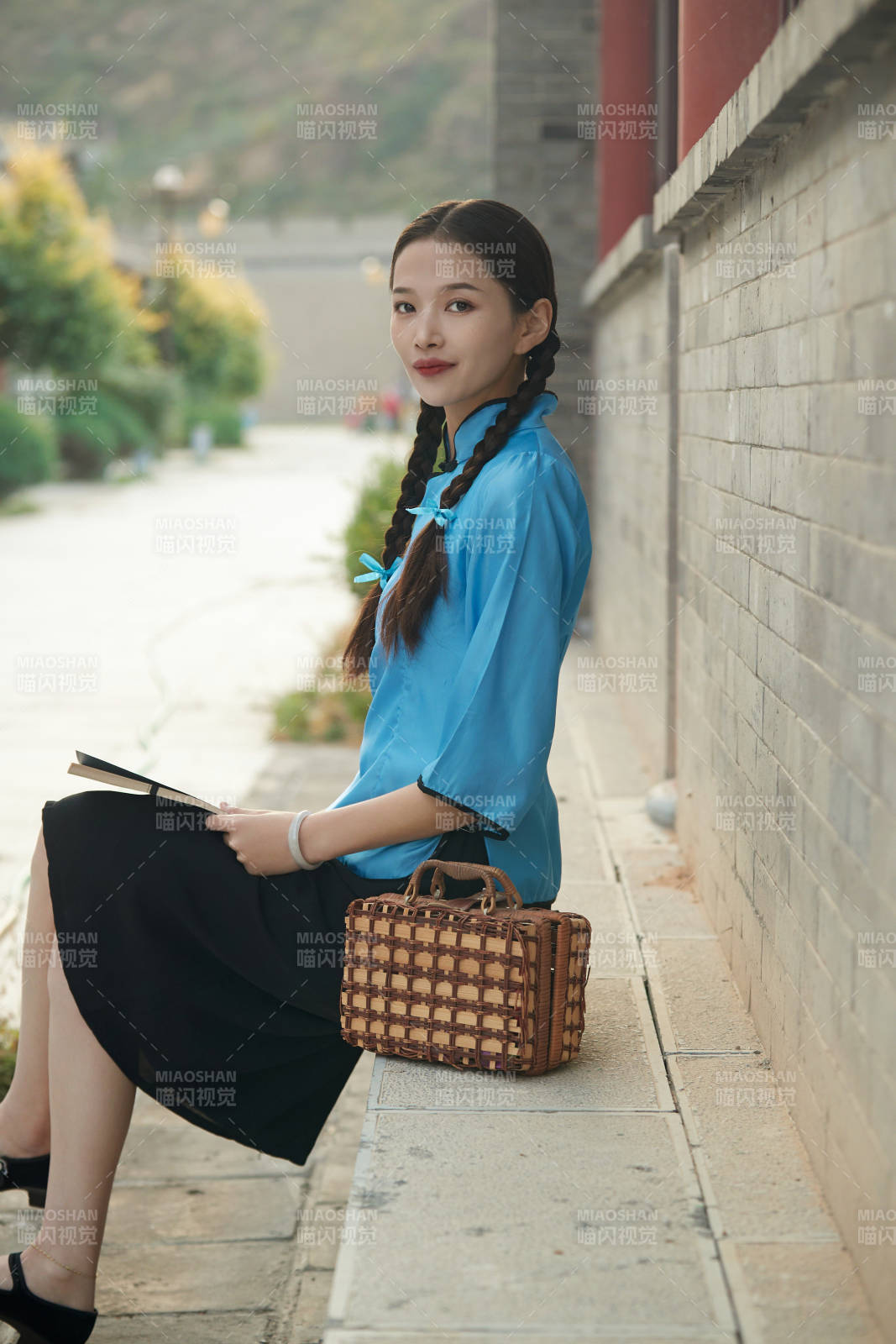 在古城身穿民國學生服飾的女大學生