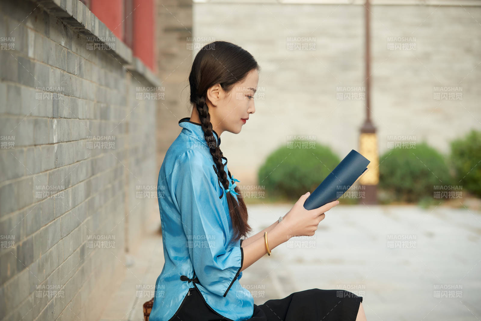 在古城身穿民國學生服飾的女大學生
