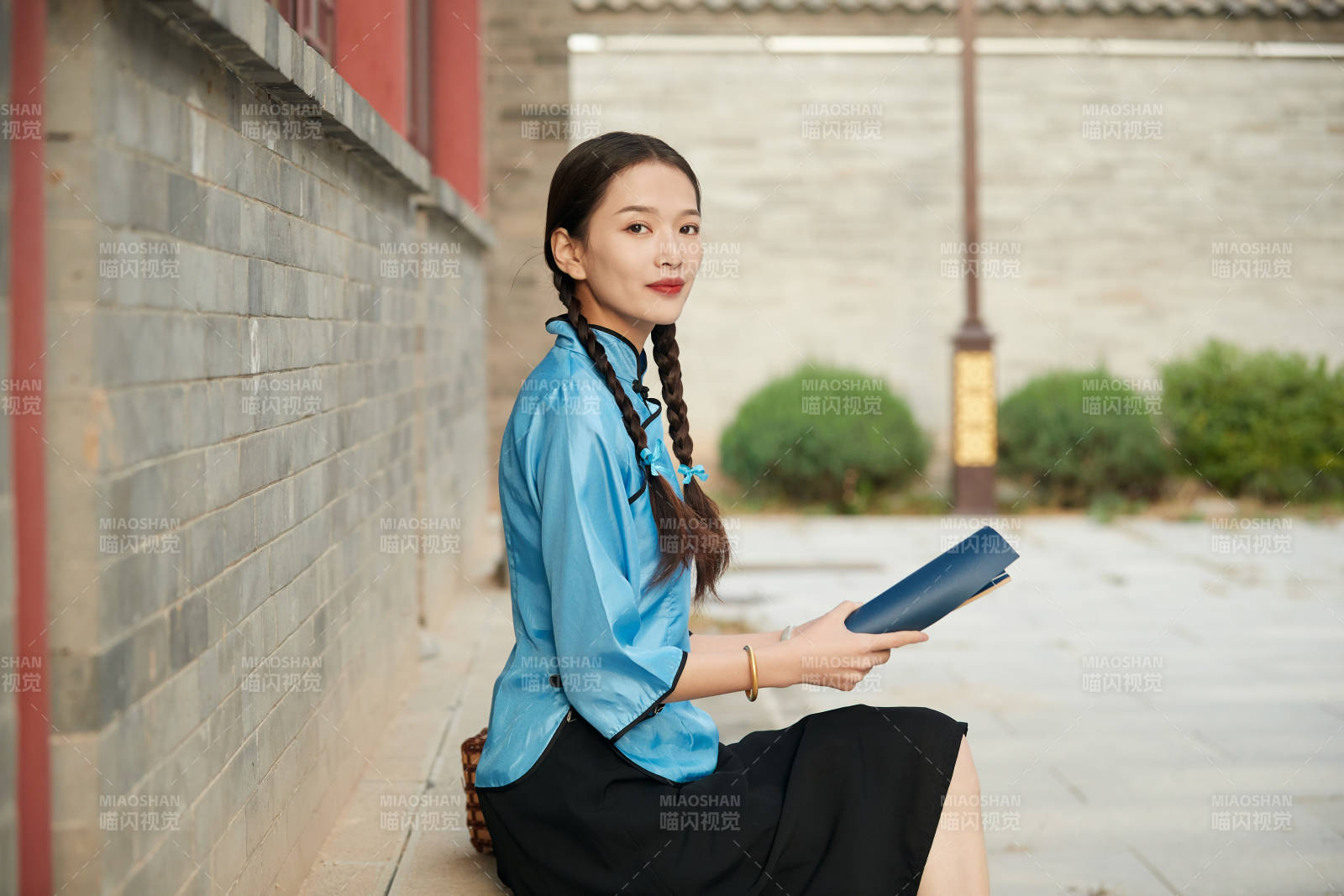 在古城身穿民國學生服飾的女大學生