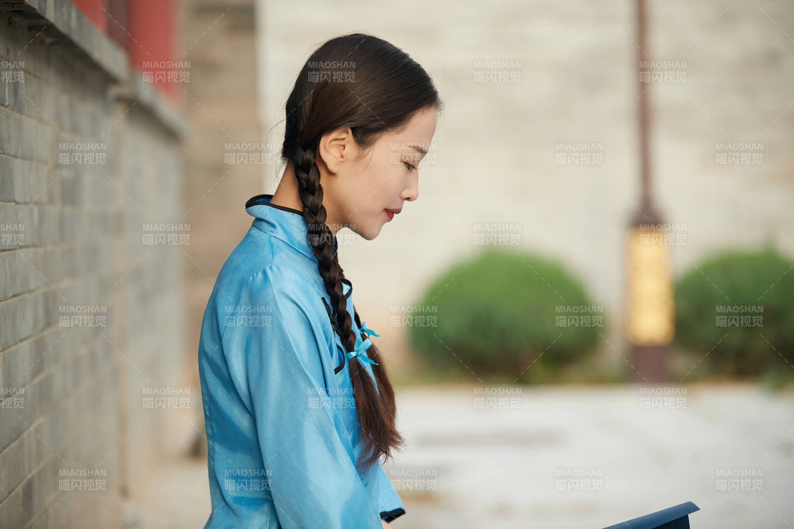 在古城身穿民國學生服飾的女大學生