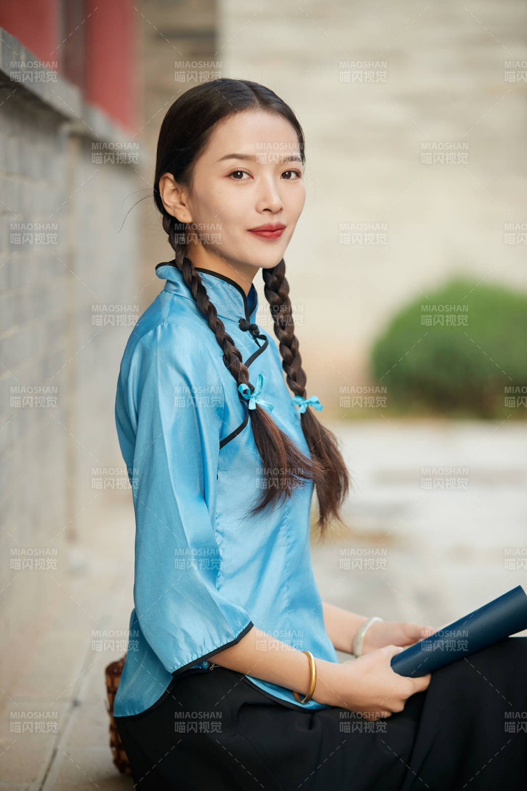 在古城身穿民國學生服飾的女大學生